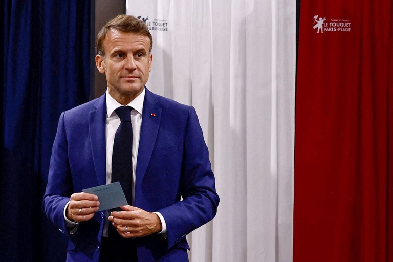 フランス総選挙第１回投票の開票が始まり、マクロン大統領の与党連合は３位に転落する形勢とされる/Yara Nardi/AFP/Getty Images